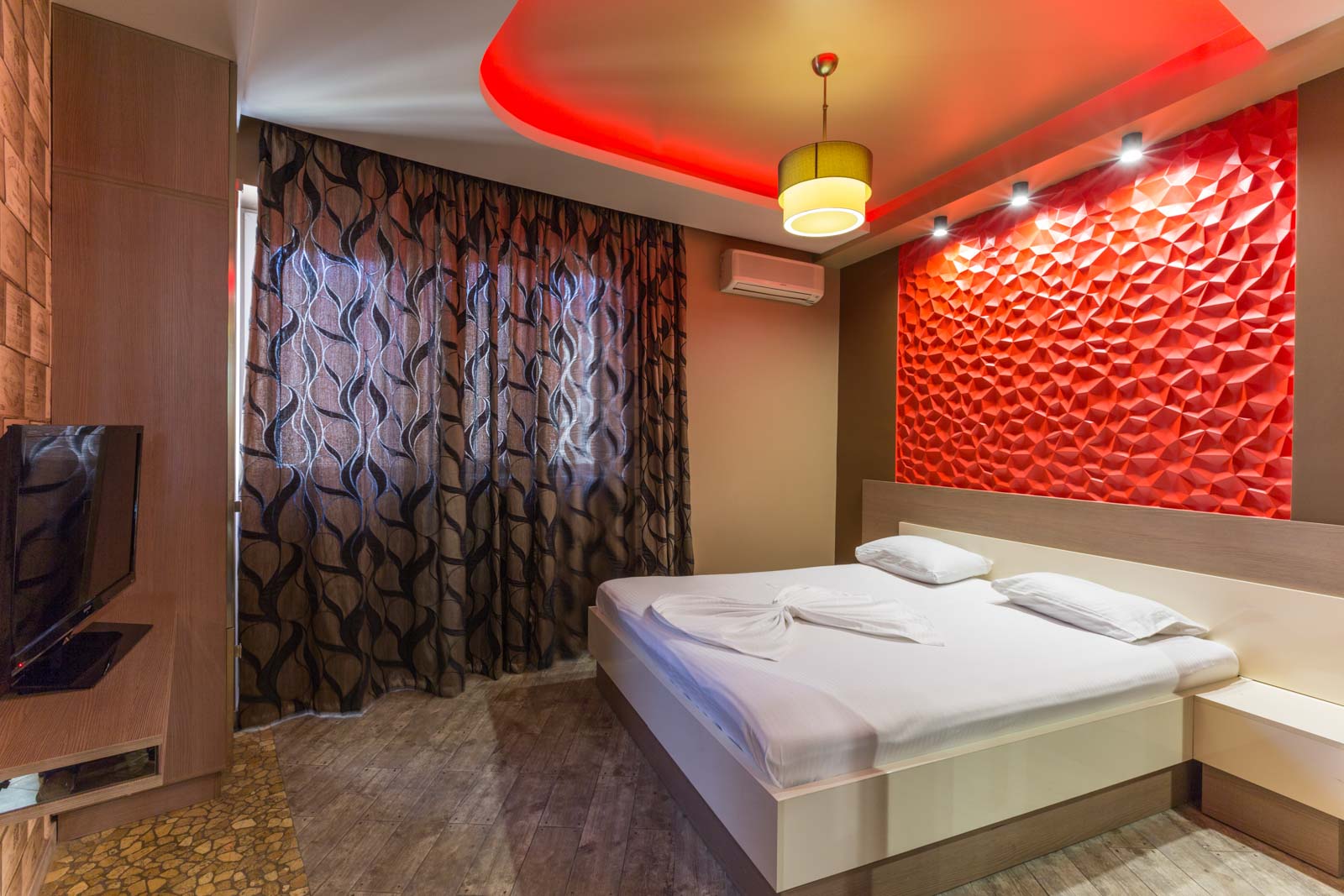 Հեռուստացույցով հյուրանոցային ննջարան