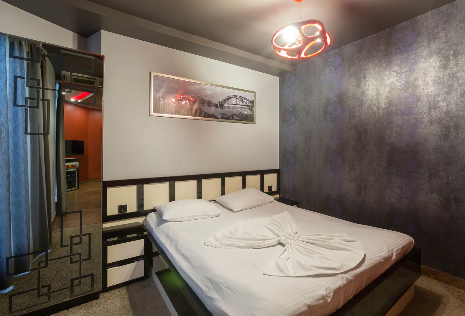 հեռուստացույցով ննջարան ժամով